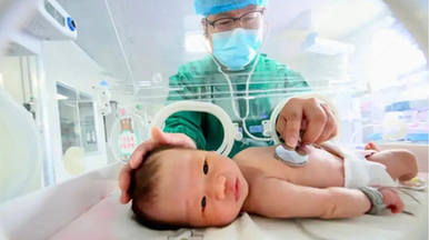 配资炒股平台:惠誉下调美国评级 专家怎么看?