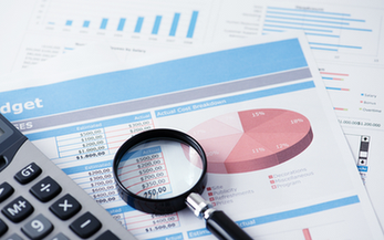 股票配资者-会否重演历史?两图回顾12年前美国信用评级首遭降级时股债两市走势